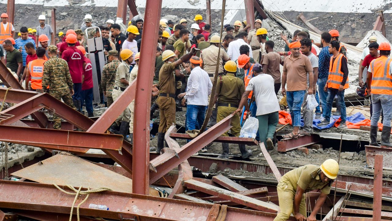 कोलकाता हादसा: मुख्यमंत्री ने मृतकों के परिजनों के लिए 10 लाख रुपए के मुआवजे की घोषणा की