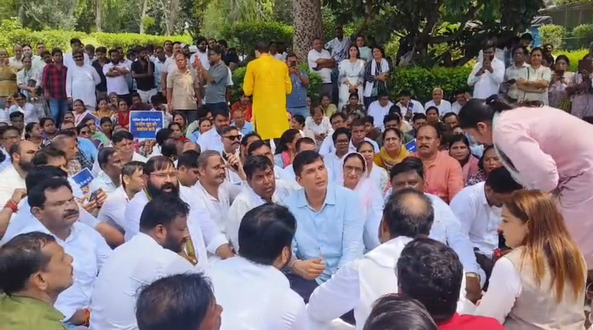 दिल्ली में साइकिल घोटाले के आरोपों पर AAP का प्रदर्शन, सचिवालय घेराव की कोशिश