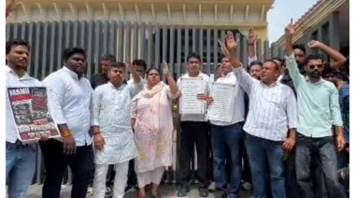 खड़गे के कार्यक्रम के शुद्धिकरण पर कांग्रेस का पलटवार, RSS मुख्यालय के बाहर मनुस्मृति जलाकर युवा कांग्रेस का प्रदर्शन
