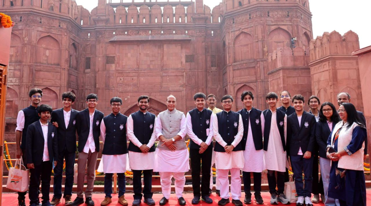 'हर भारतीय को अभिभूत किया', लाल किले पर पहली बार वंदे मातरम की धुन बजाए जाने पर बोले रक्षा मंत्री
