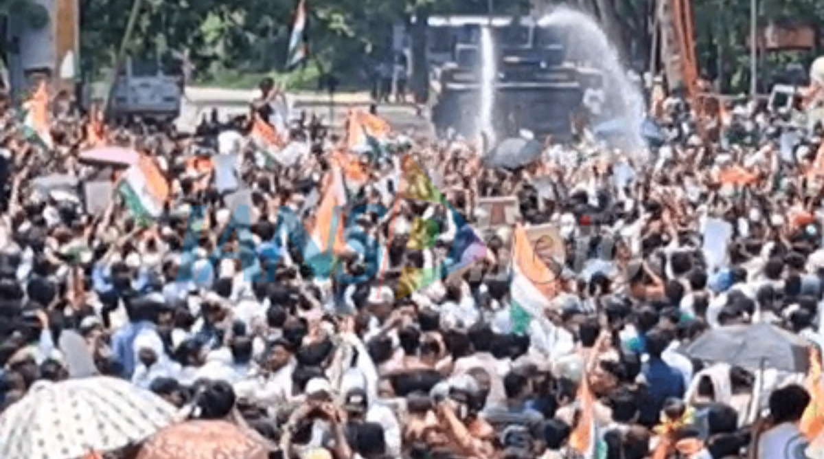 छात्र विधानसभा के करीब पहुंचे, पुलिस ने वाटर कैनन का किया इस्तेमाल, प्रदर्शनकारियों ने किया रेन डांस