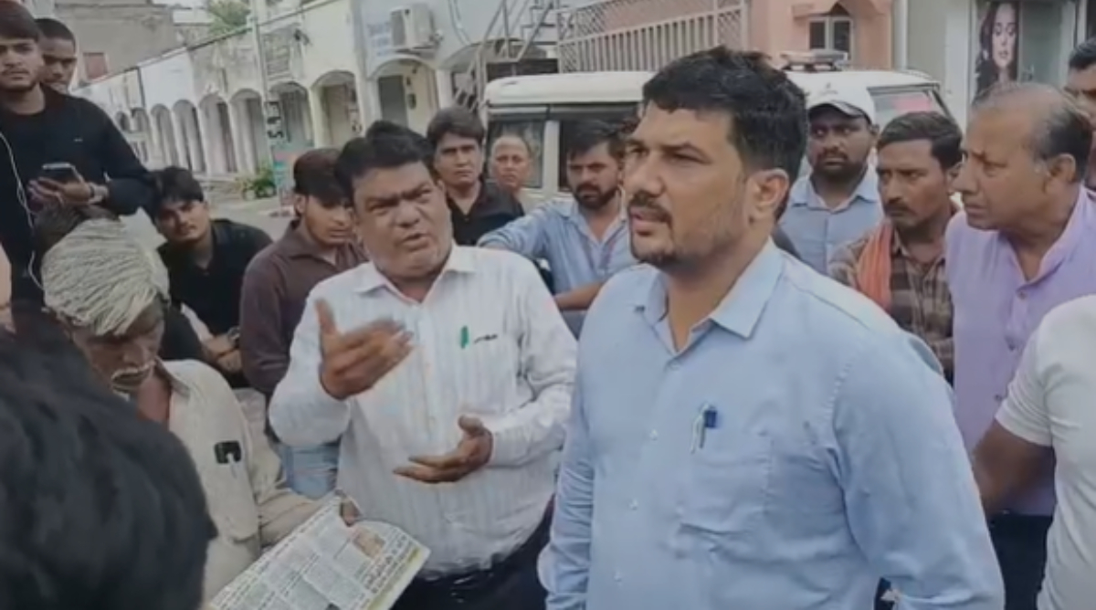 सफाई कर्मचारी से मारपीट का आरोप, कार्रवाई की मांग को लेकर सदर बाजार थाने पहुंचे कर्मचारी