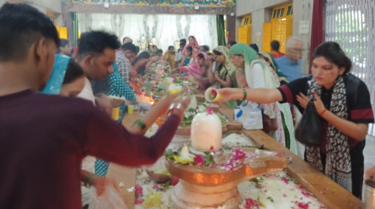 सावन का आखिरी सोमवार, शिवालयों में उमड़ा श्रद्धालुओं का हुजूम