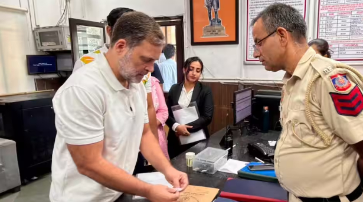 पैलेट गन मामले में FIR की मांग को लेकर संसद मार्ग थाने पहुंचे राहुल गांधी, धरने पर बैठे