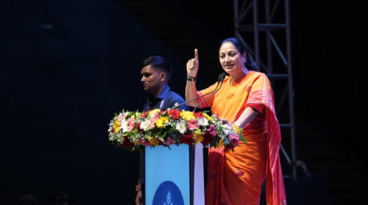शिक्षक महाकुंभ में रेखा गुप्ता का दमदार अंदाज, पिछली सरकारों पर निशाना तो बांसुरी ने जमकर की तारीफ
