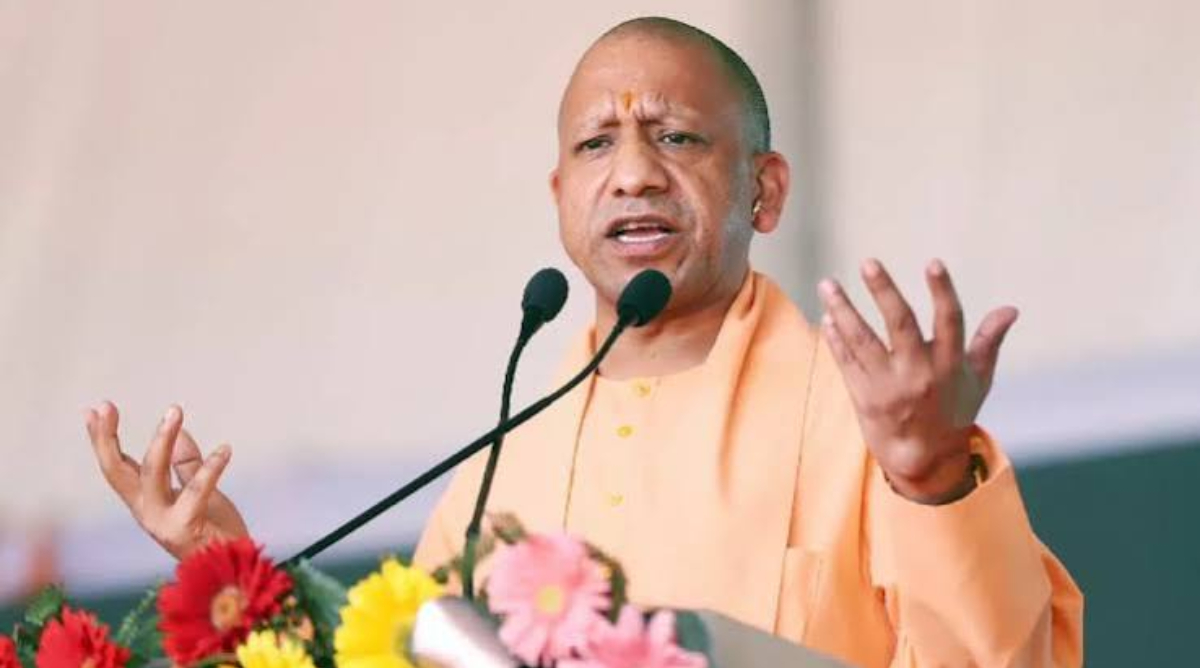 CM योगी ने हवाई सर्वेक्षण कर लिया जायजा, प्रभावित लोगों से बातचीत कर दी राहत
