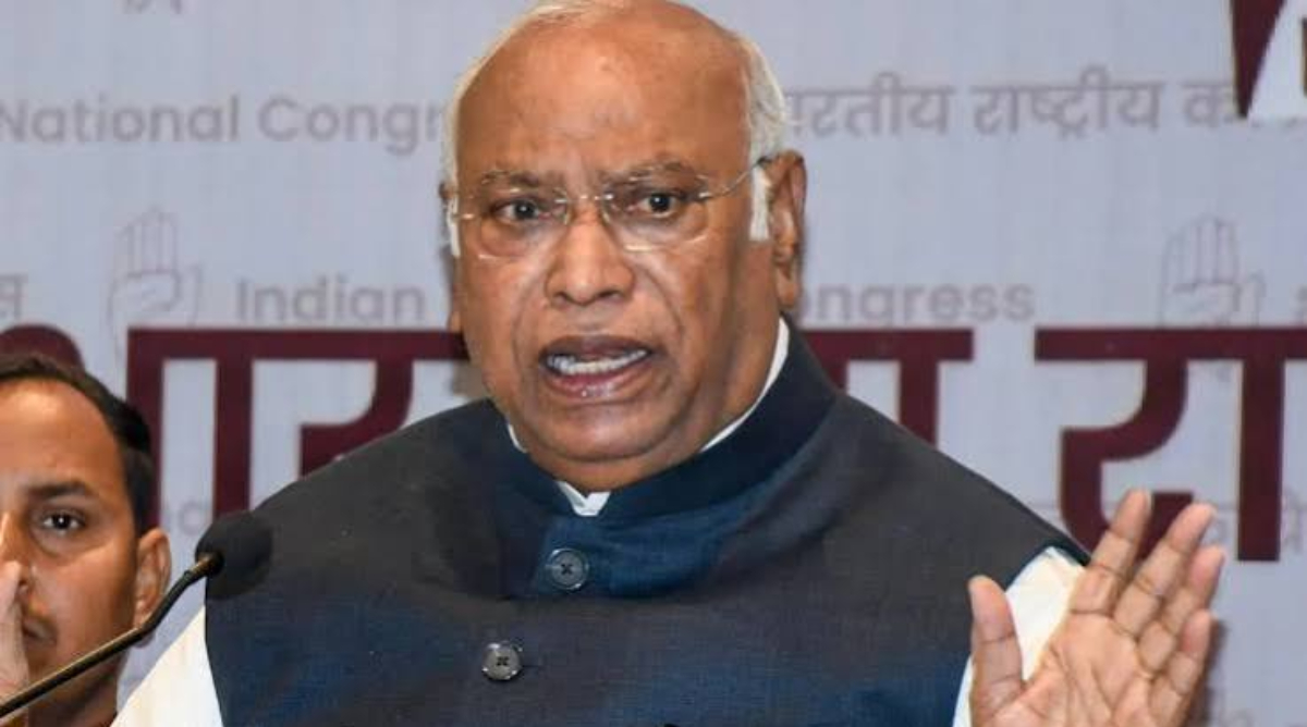 मल्लिकार्जुन खड़गे ने PM मोदी पर साधा निशाना, कहा - 'विपक्ष से सवाल, अपनी कमियां छिपा रहे...', मल्लिकार्जुन खड़गे ने PM मोदी पर साधा निशाना, कहा - 'विपक्ष से सवाल, अपनी कमियां छिपा रहे...',