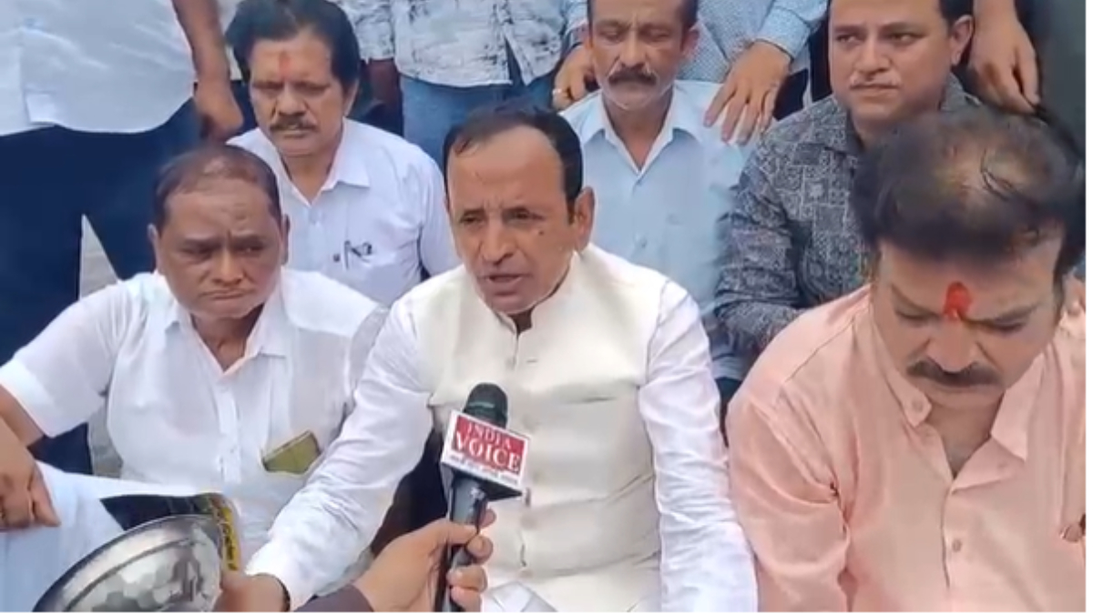 खराब सड़कों के खिलाफ व्यापारियों का अनोखा प्रदर्शन, हाथ में कटोरा लेकर नगर निगम पहुंचे व्यापारी