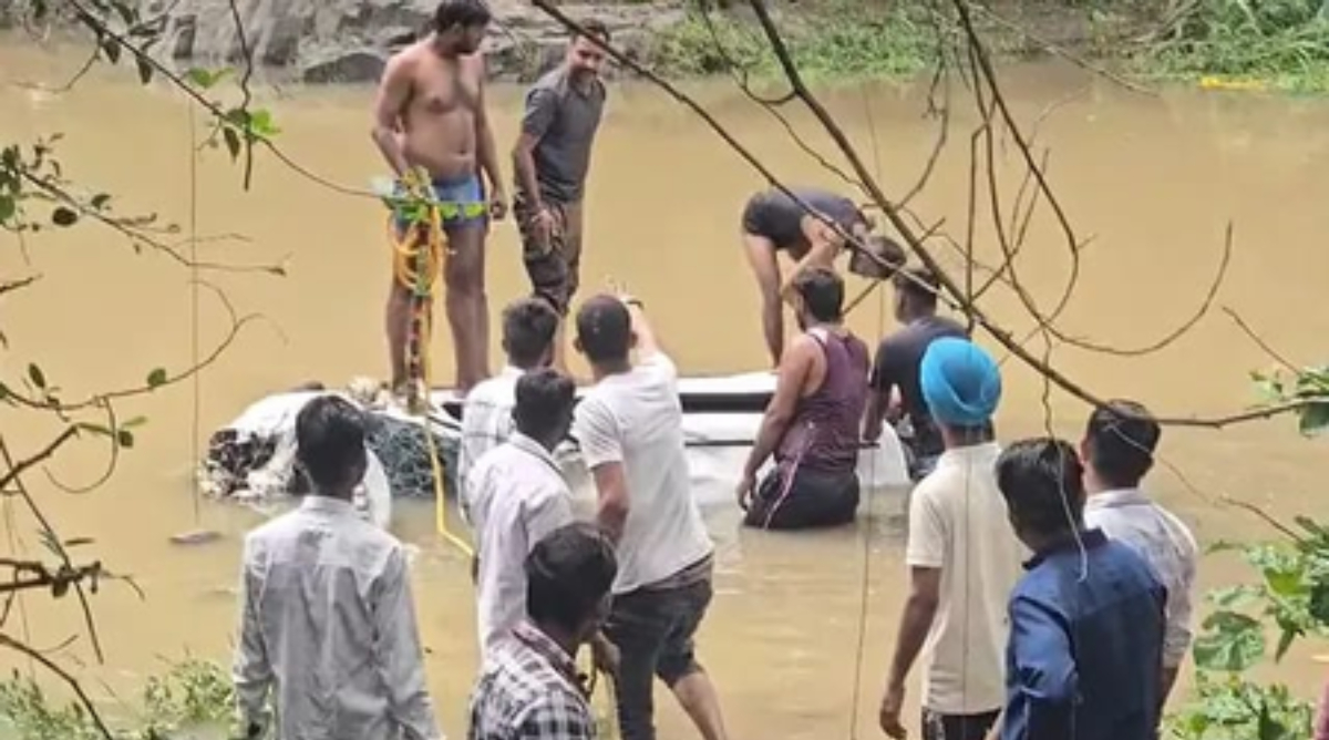 आगर मालवा में श्रद्धालुओं से भरी कार उफनते नाले में बही, 8 की मौत