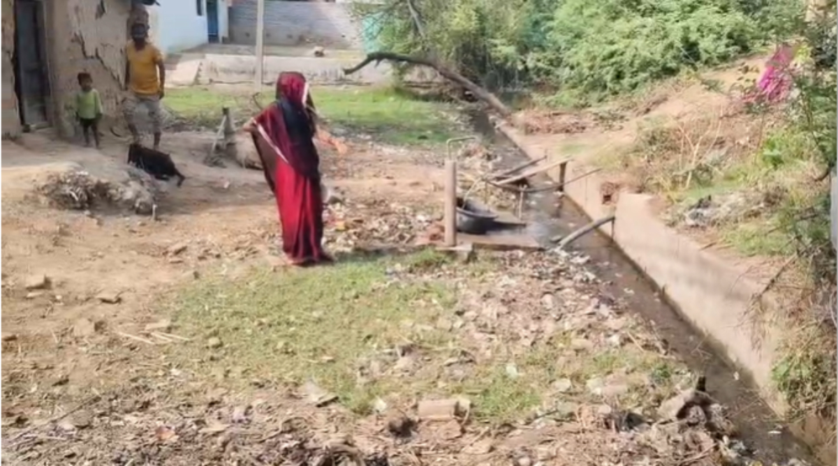 62 साल पहले बसा गांव, न सड़क, न शौचालय, बांदा के मवई बुजुर्ग में 200 दलित परिवारों की 'नरकीय' जिंदगी