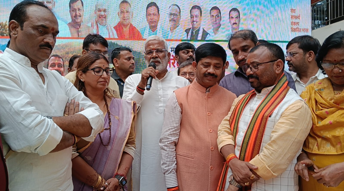 प्रभारी मंत्री स्वतंत्र देव सिंह और कैबिनेट मंत्री नंद गोपाल गुप्ता नंदी ने केक काटकर PM मोदी का मनाया जन्मदिन