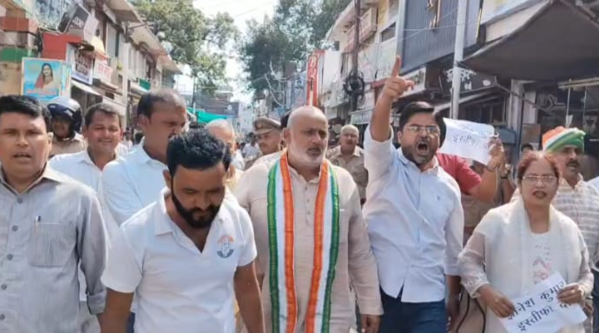 वोट चोरी के आरोपों को लेकर कांग्रेस का प्रदर्शन, मुख्य चुनाव आयुक्त का पुतला फूंका