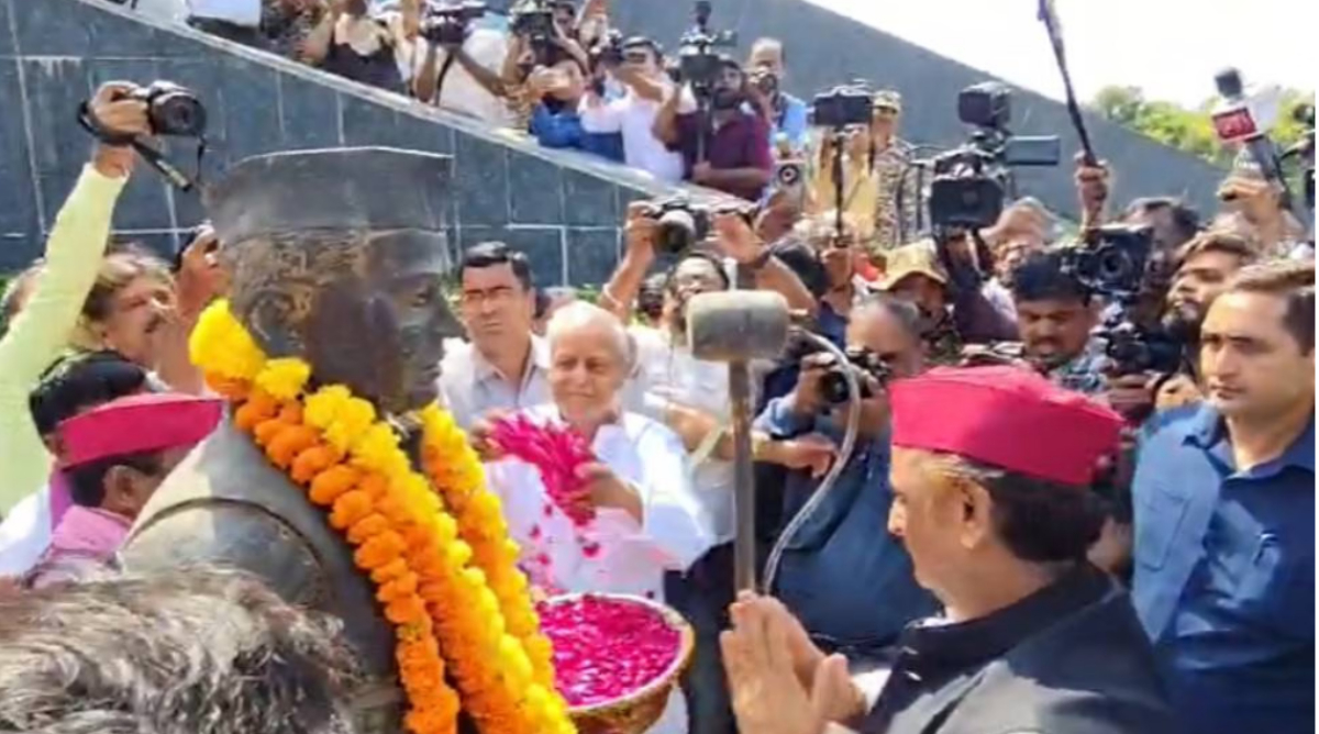जयप्रकाश नारायण की जयंती पर अखिलेश यादव ने श्रद्धांजलि की अर्पित, कहा - 'सरकार स्मारक को बेच रही...'