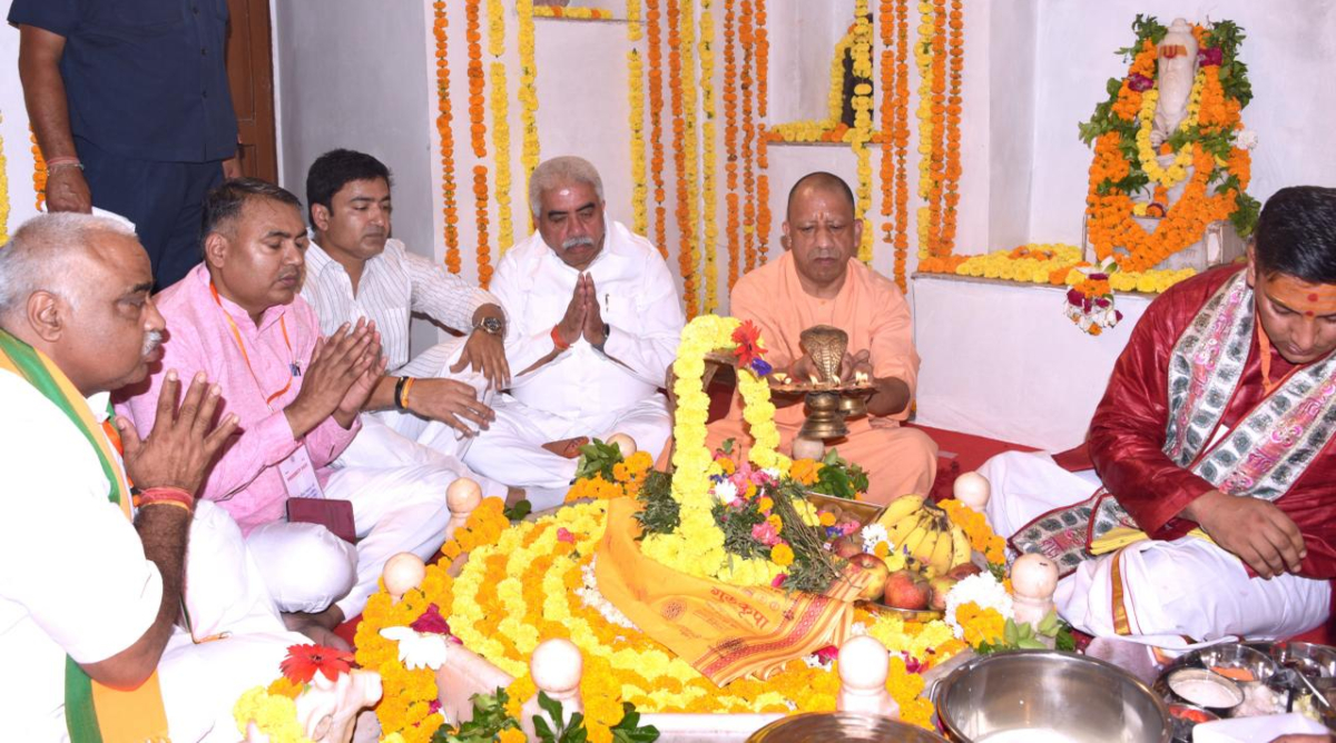 महर्षि वाल्मीकि आश्रम में CM योगी ने की पूजा-अर्चना, प्राचीन शिवलिंग और सीता कुटिया के भी किए दर्शन