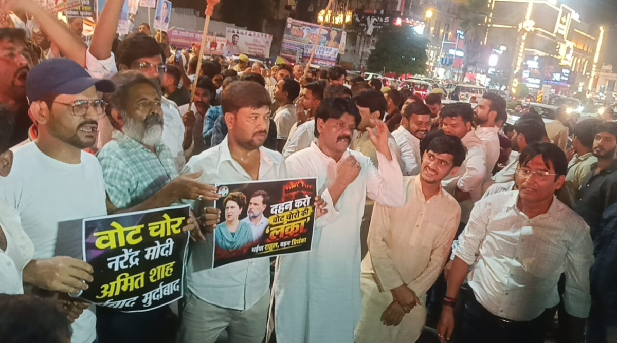 कांग्रेस कार्यकर्ताओं ने निकाला मशाल जुलूस, मुख्य चुनाव आयुक्त का मांगा इस्तीफा
