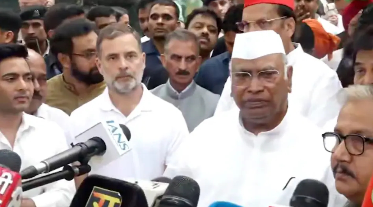 'लोकतांत्रिक अधिकारों को लगातार कमजोर कर रही सरकार...', राहुल गांधी और खरगे का आरोप