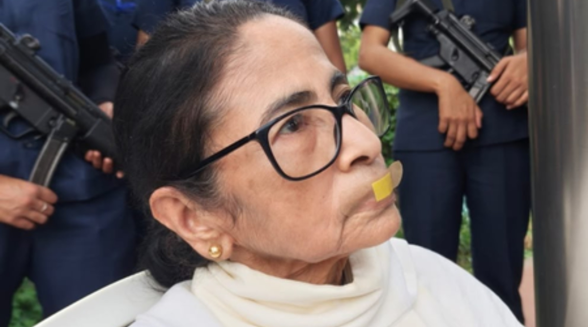 Delhi Protest : हिरासत में ममता बनर्जी, मुंह पर बैंड-ऐड लगाकर कर रही थीं विरोध-प्रदर्शन