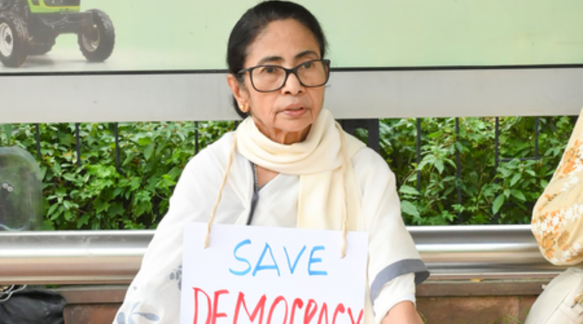 Delhi Protest : ममता बनर्जी ने दिल्ली पुलिस पर लगाया 'अपहरण' का आरोप, थाने में धरने पर बैठीं