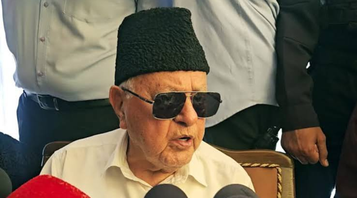 'दुनिया भर में कश्मीर मुद्दे को उठाकर पाकिस्तान हमें बचा रहा...', फारूक अब्दुल्ला का विवादित बयान