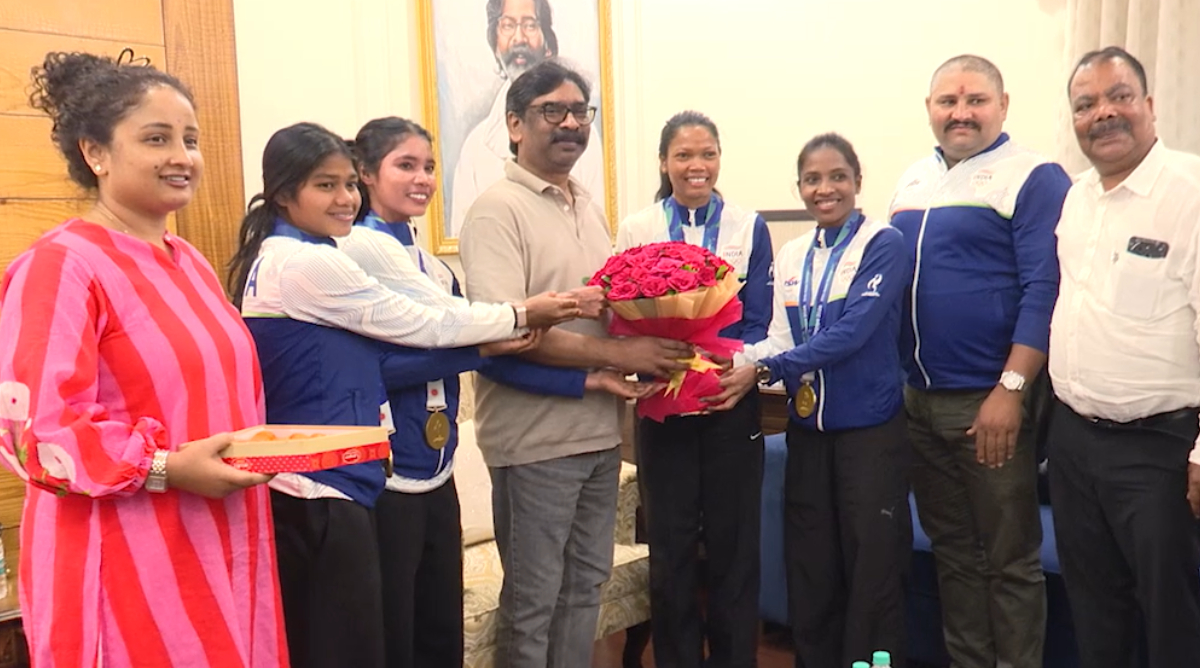 Asian Games : CM हेमंत सोरेन स्वर्ण पदक जीतने वाली भारतीय महिला हॉकी टीम की झारंखडी खिलाड़ियों से मिले