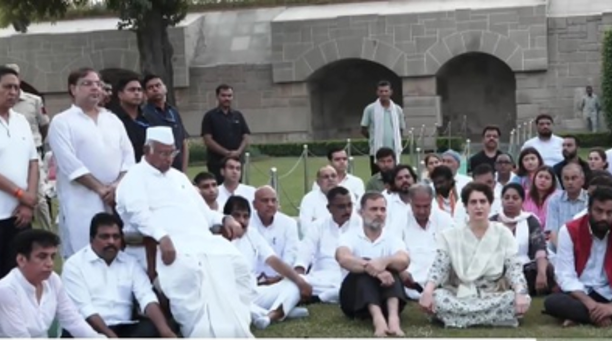राजघाट पहुंचा विपक्ष का 'वोट चोरी' के खिलाफ प्रदर्शन, राहुल-खड़गे ने संभाली कमान