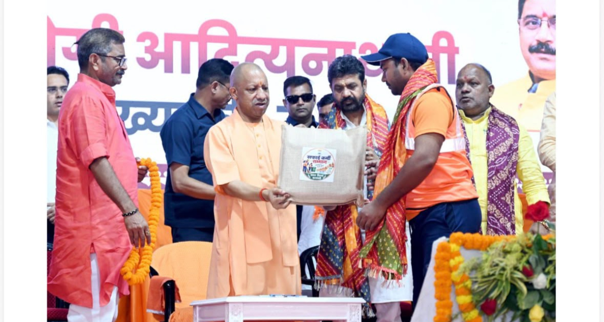 CM योगी ने वाराणसी में किया स्वच्छता मित्रों का सम्मान, कहा - 'स्वच्छता कर्मी नींव के पत्थर...'