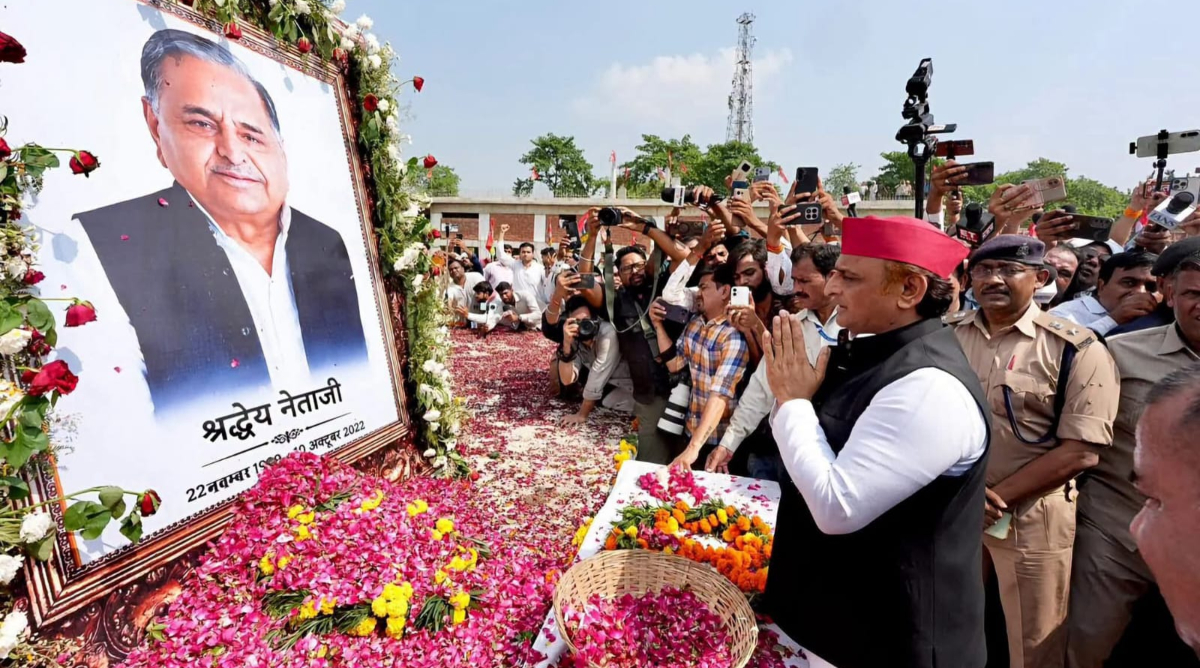 UP News : मुलायम सिंह यादव की पुण्यतिथि पर सैफई पहुंचे अखिलेश यादव, विपक्ष और चुनाव आयोग पर बोला हमला