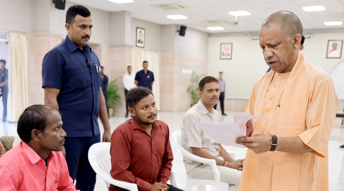 CM योगी का जनता दरबार, लोगों की सुनीं समस्याएं, बोले - पीड़ित की संतुष्टि सरकार का ध्येय